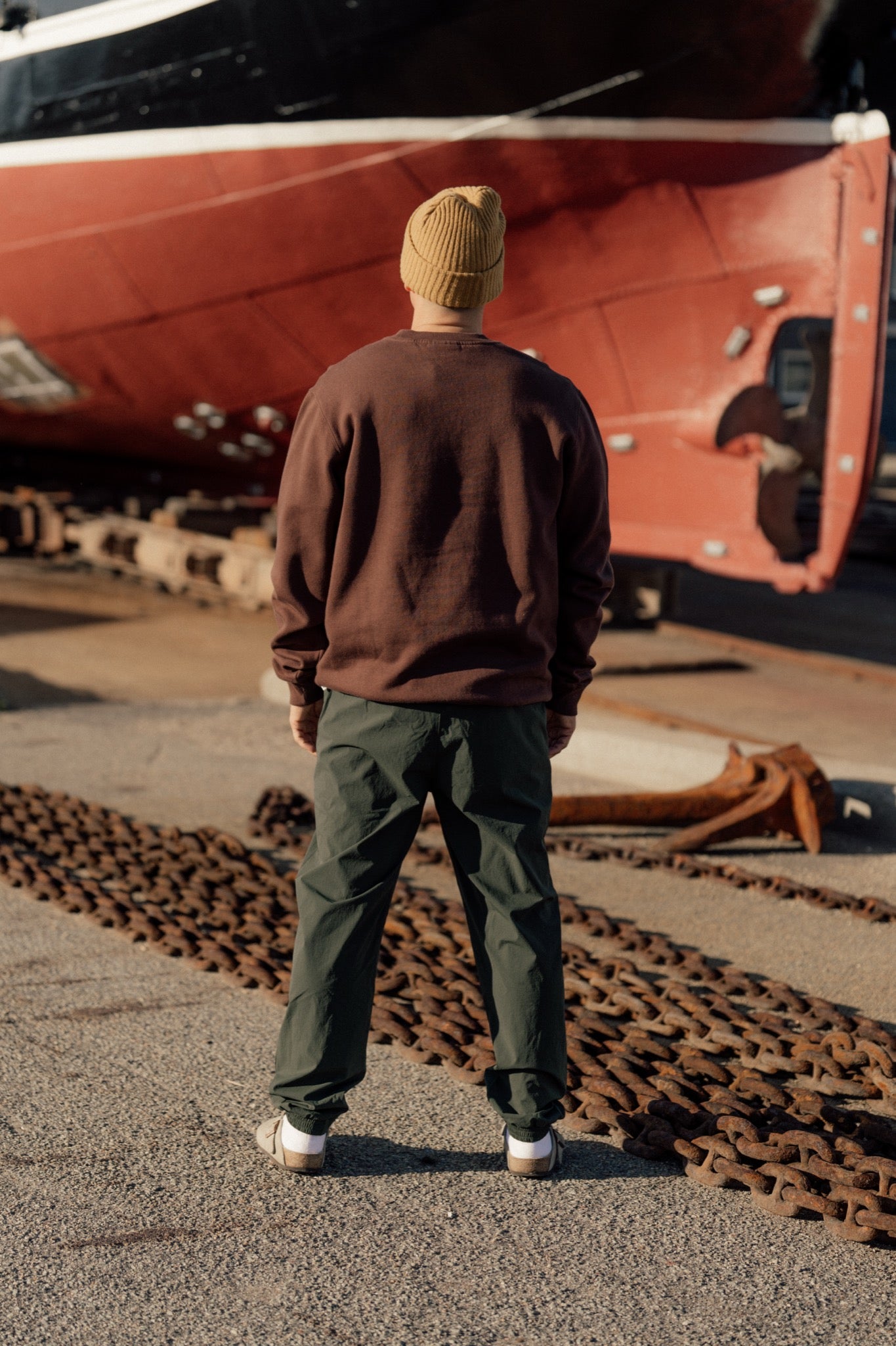 LAKOR An Otter Vacation Crewneck Sweatshirt Chicory Coffee
