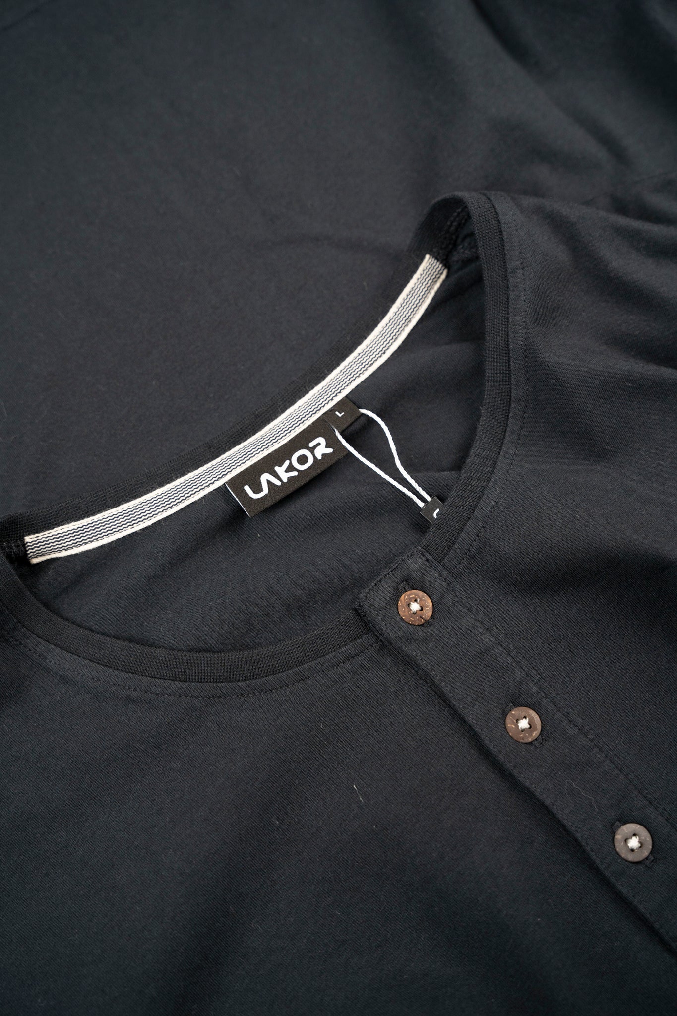 LAKOR Mini Lakridspibe Henley T-Shirt Moonless Night