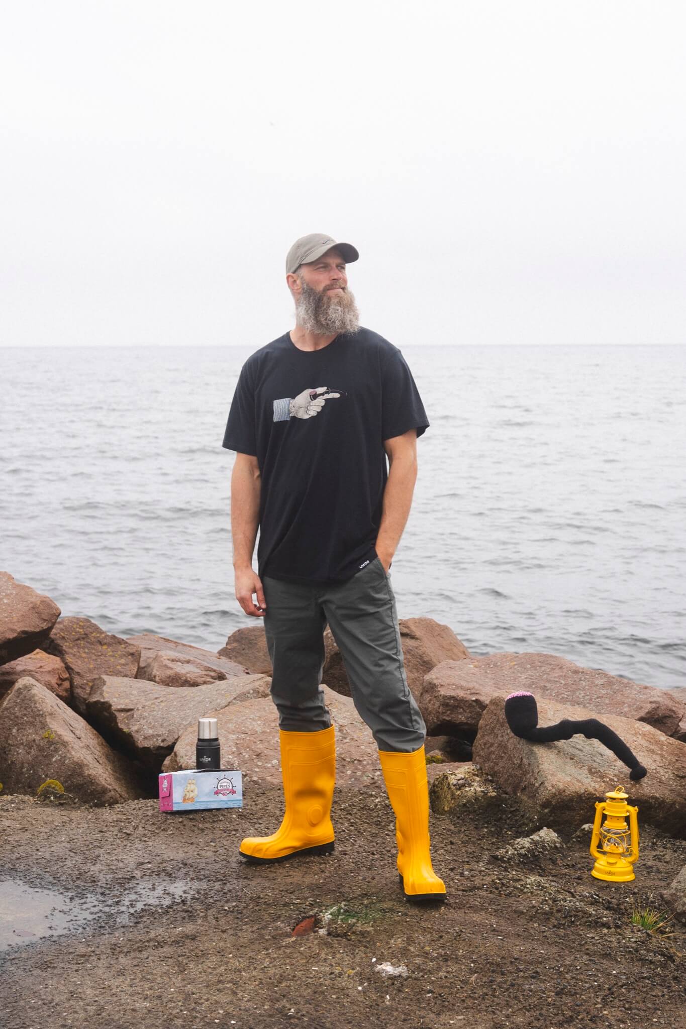 The Pointing Pipe T-shirt - Moonless Night